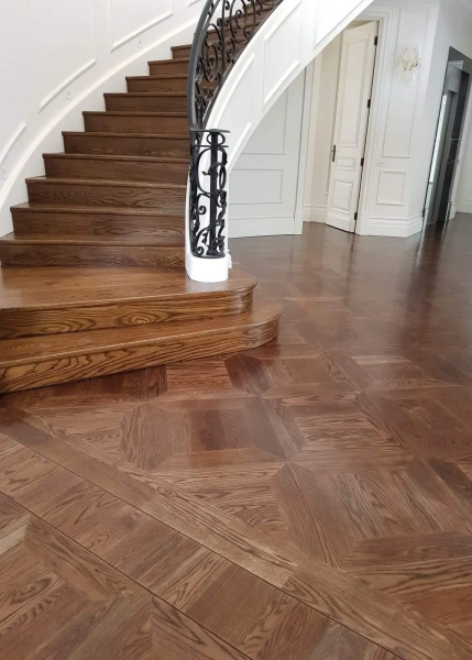 American Oak hand-made Monticello Flooring with circumnavigating border designs. With a Stained Waterbased Coating. Satin in sheen - Entrance Staircase